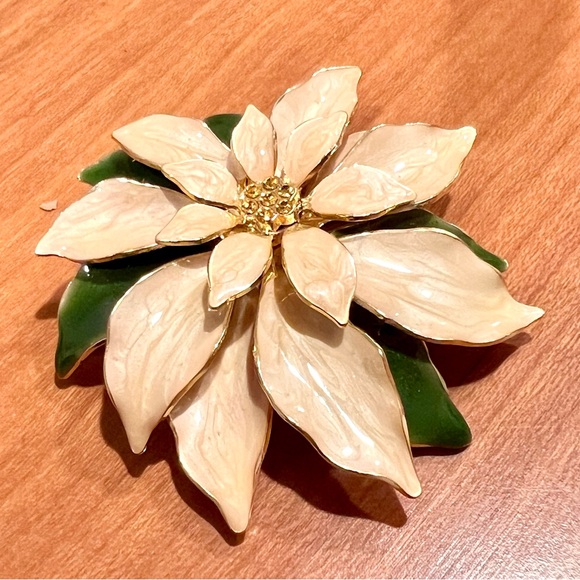 Poinsettia Brooch / Pin, Cream Color Swirled Enamel Gold Tone Christmas, Holiday - Picture 4 of 9